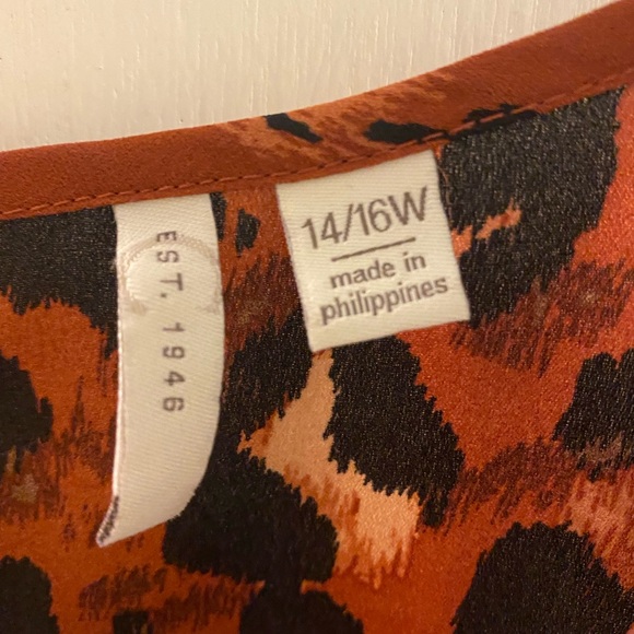 Sexy leopard top with cuffed button sleeves. Throw on and go. - Picture 3 of 4